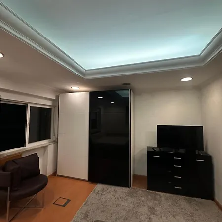 Estudio Que Compoe Se Por Uma Peca Com Cozinha Integrada Um Banheiro Appartamento *
